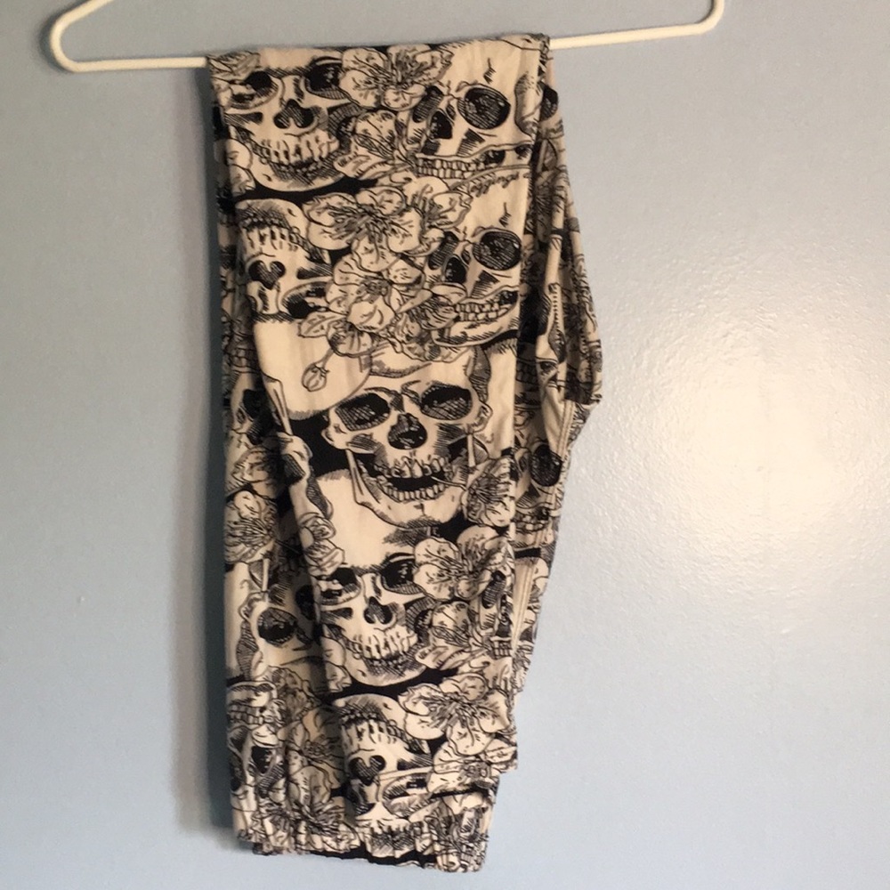 Plus size skull leggings